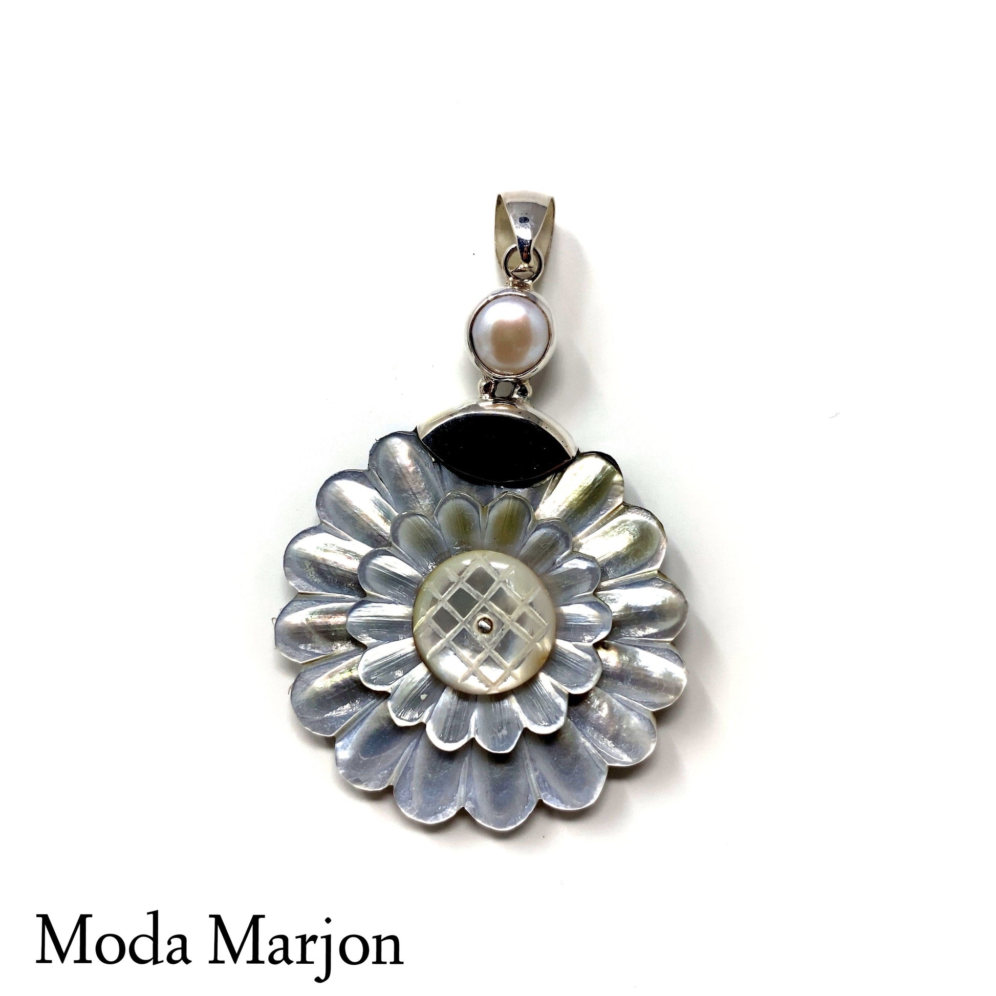 Mother Of Pearl Carved flower Pendant - Moda Marjon 
